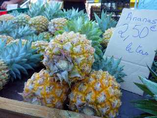 March forain de St-Pierre - Fin avril 2012 - Ananas