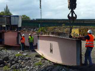 Chantier du pont sur la Rivire St-Etienne - 12 juillet 2012 - Pose d'une pice de pont