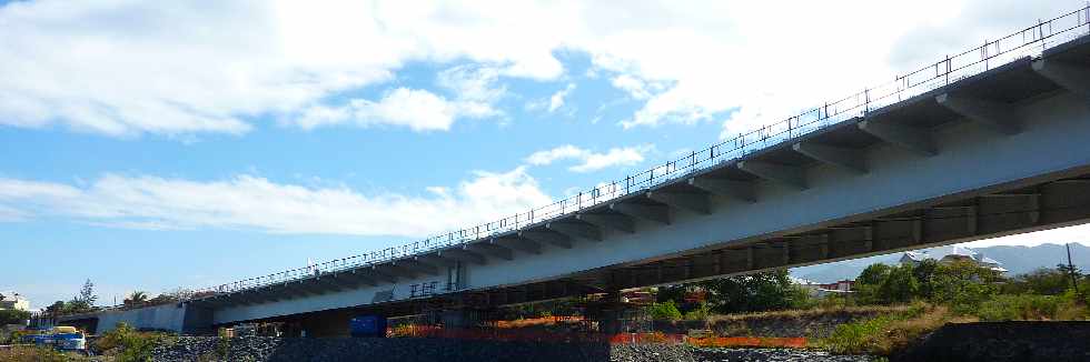 Chantier du pont sur la Rivire St-Etienne - 12 juillet 2012 - Tablier pos  la grue