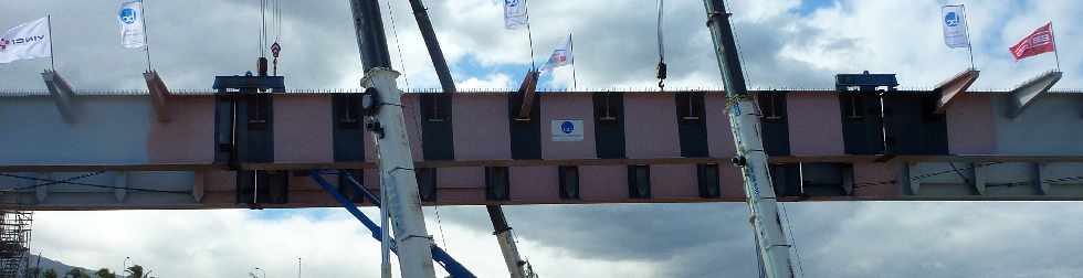 Chantier du pont sur la Rivire St-Etienne - 12 juillet 2012 - Pose d'une pice de pont