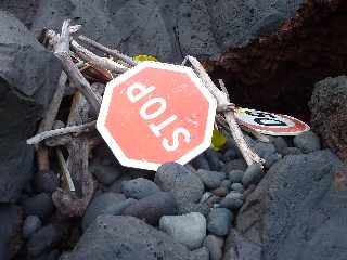 St-Joseph - Plage de galets - Vers le Cap Chevron - Panneaux routiers usagés