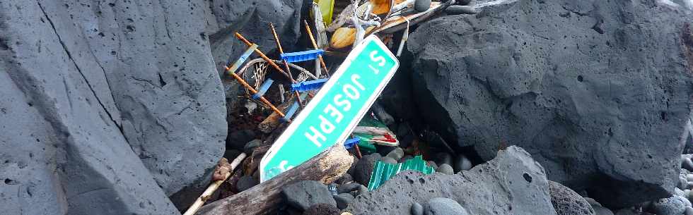 St-Joseph - Plage de galets - Vers le Cap Chevron - Panneaux routiers usagers