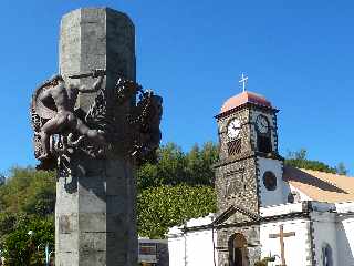 St-Joseph -  Eglise et monument aux morts