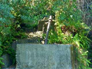 St-Joseph -Sentier dans  le lit de la Rivière des Remparts - Ancien réservoir