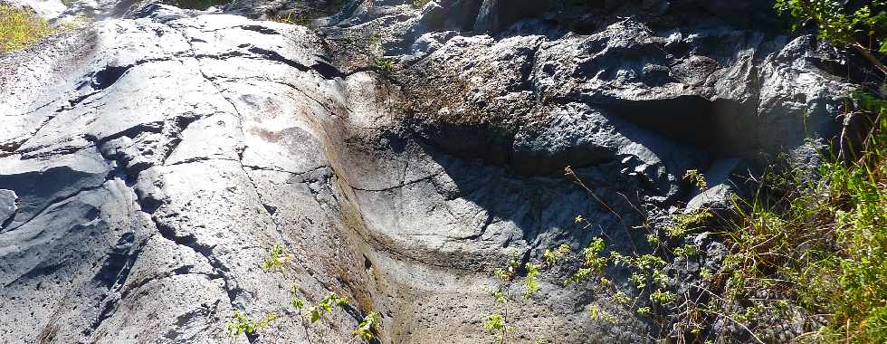 St-Joseph -Laves polies dans le lit de la Rivire des Remparts