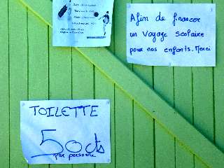 St-Philippe - Fte du Vacoa 2012 - Toilettes  50 ctes pour financer un voyage scolaire