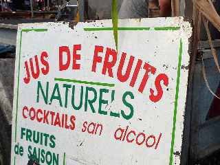 St-Pierre - Marché forain - Jus de canne et autres fruits