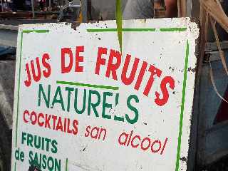 St-Pierre - March forain - Jus de canne et autres fruits