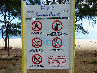 Plage de Boucan Canot - Panneaux d'interdiction