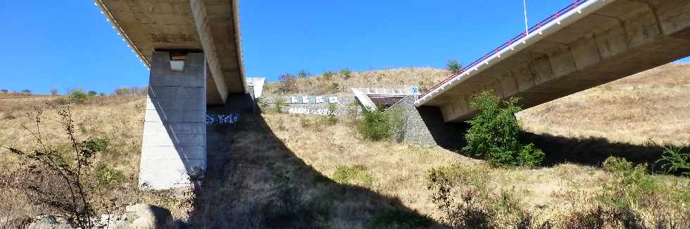 St-Paul - Ravine Fleurimont - Sous les viaducs de la Route des Tamarins