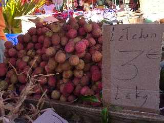 St-Pierre - Ravine Blanche - March forain - letchis  3 euros