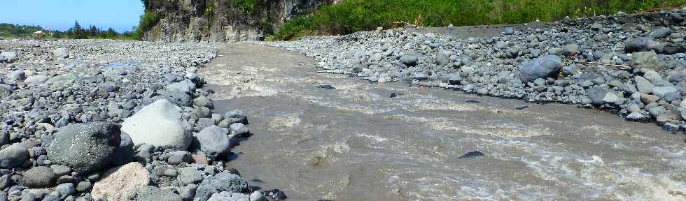 13 janvier 2013 - Bras de Cilaos en crue - Cyclone Dumile - Radier du Ouaki -