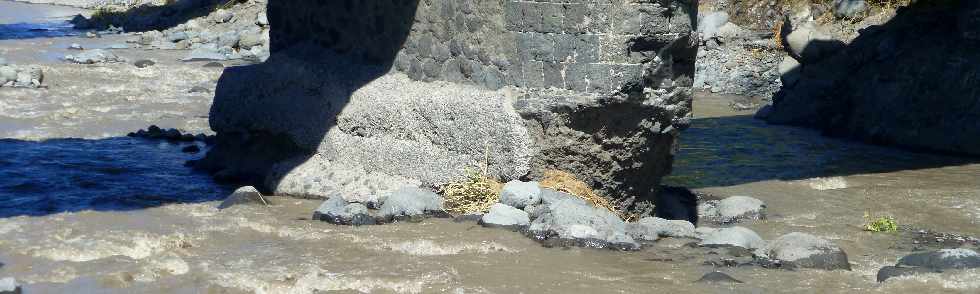 Ancien pont sur la Rivire St-Etienne - Avant-bec de la pile  P1 disparu