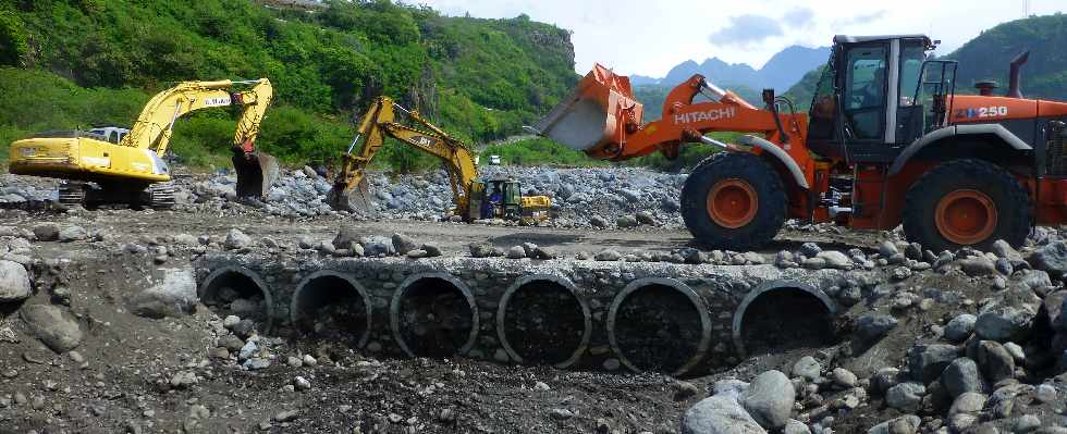 Rfection du radier du Ouaki - janvier 2013 - Cyclone Dumile -