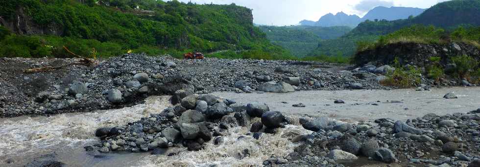 Rfection du radier du Ouaki aprs le cyclone Dumile - janvier 2013