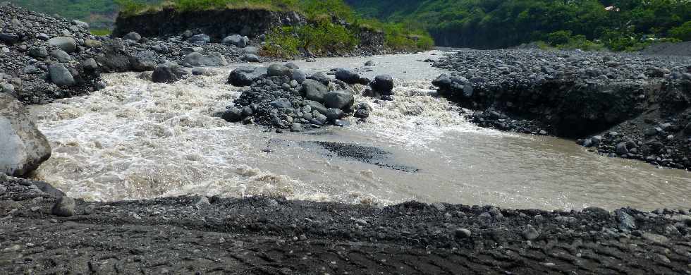 Rfection du radier du Ouaki aprs le cyclone Dumile - janvier 2013