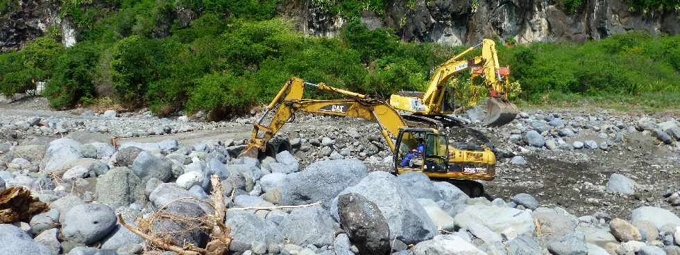 Rfection du radier du Ouaki aprs le cyclone Dumile - janvier 2013