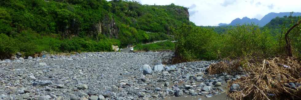 Rfection du radier du Ouaki aprs le cyclone Dumile - janvier 2013