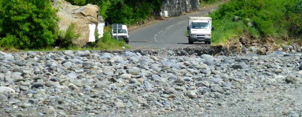 Rfection du radier du Ouaki aprs le cyclone Dumile - janvier 2013