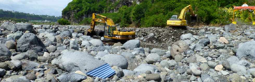 Rfection du radier du Ouaki aprs le cyclone Dumile - janvier 2013