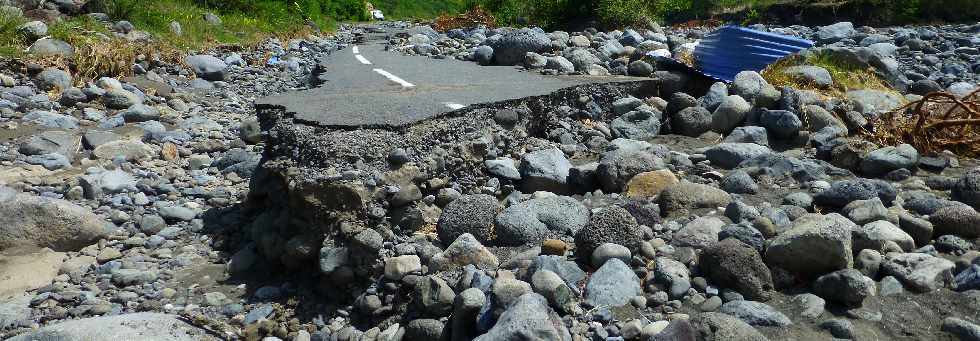 Rfection du radier du Ouaki aprs le cyclone Dumile - janvier 2013