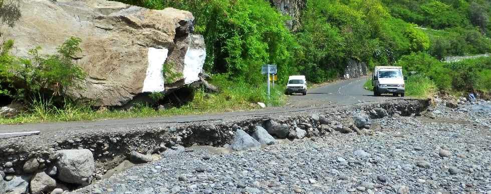 Rfection du radier du Ouaki aprs le cyclone Dumile - janvier 2013