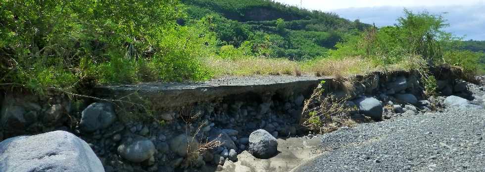Réfection du radier du Ouaki après le cyclone Dumile - janvier 2013