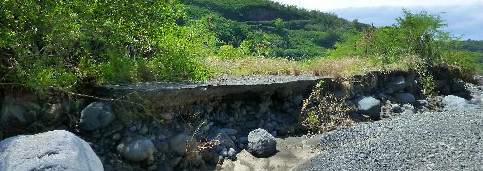 Rfection du radier du Ouaki aprs le cyclone Dumile - janvier 2013