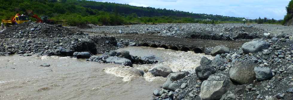 Rfection du radier du Ouaki aprs le cyclone Dumile - janvier 2013