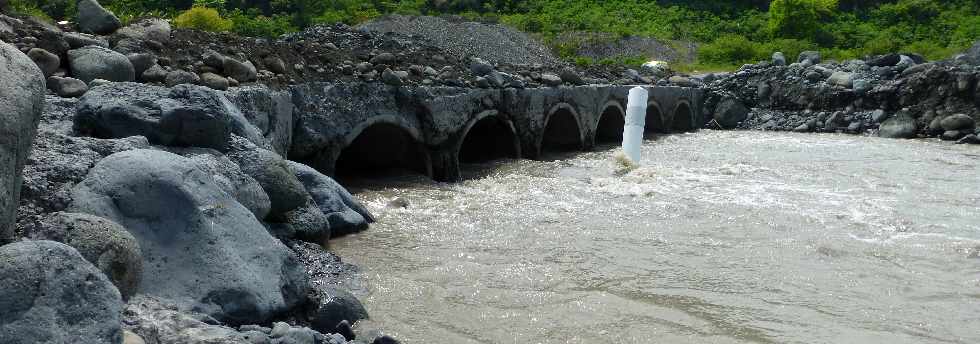 Rfection du radier du Ouaki aprs le cyclone Dumile - janvier 2013