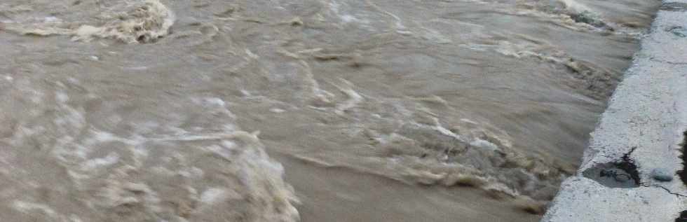 Radier du Ouaki - 31 janvier 2013 - Cyclone Felleng - Sortie des buses