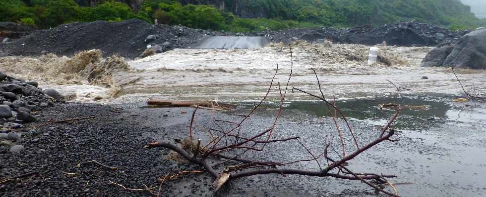 Cyclone Felleng - 31 janvier 2013 - Radier du Ouaki submerg - Bras de Cilaos