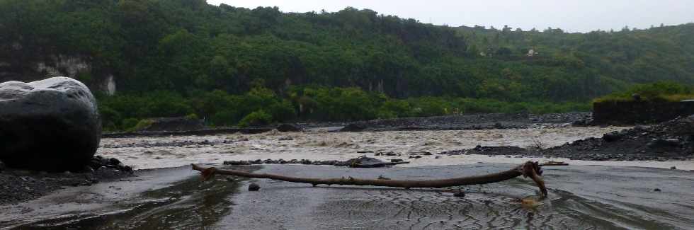 Bras de Cilaos au radier du Ouaki submerg - Cyclone Felleng - 1er fvrier 2013 -