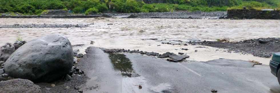 Bras de Cilaos au radier du Ouaki submerg - Cyclone Felleng - 1er fvrier 2013 -