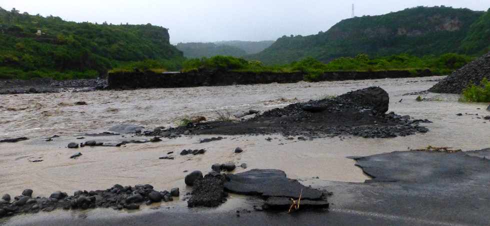 Bras de Cilaos au radier du Ouaki submerg - Cyclone Felleng - 1er fvrier 2013 -