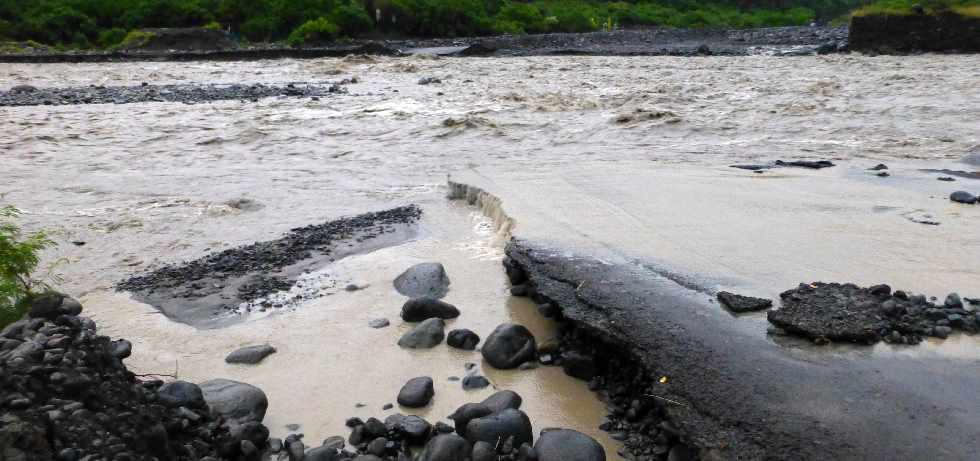 Bras de Cilaos au radier du Ouaki submerg - Cyclone Felleng - 1er fvrier 2013 -