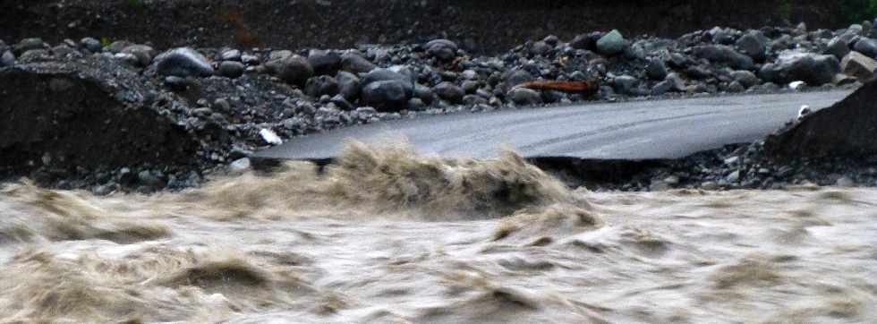 Bras de Cilaos au radier du Ouaki submerg - Cyclone Felleng - 1er fvrier 2013 -