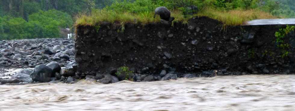 Bras de Cilaos au radier du Ouaki submerg - Cyclone Felleng - 1er fvrier 2013 -