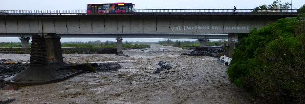 Cyclone Felleng - 1er fvrier 2013 - Radier de la Rivire St-Etienne emport pour la seconde fois en un mois -