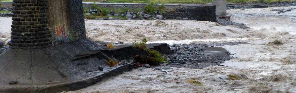 Cyclone Felleng - 1er fvrier 2013 - Radier de la Rivire St-Etienne emport pour la seconde fois en un mois -