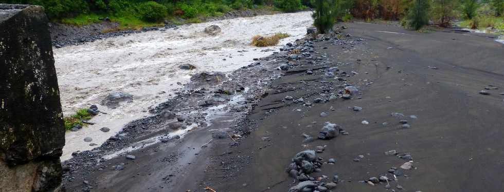 Cyclone Felleng - 1er fvrier 2013 - Radier de la Rivire St-Etienne emport pour la seconde fois en un mois -