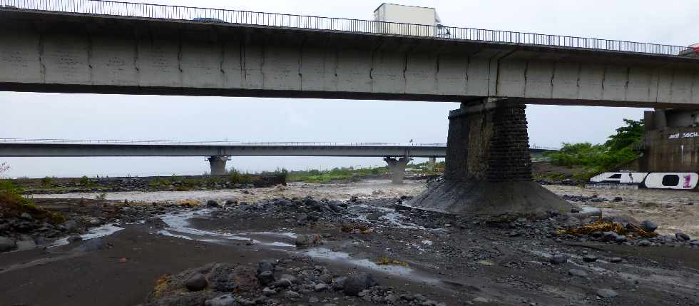 Cyclone Felleng - 1er fvrier 2013 - Radier de la Rivire St-Etienne emport pour la seconde fois en un mois -