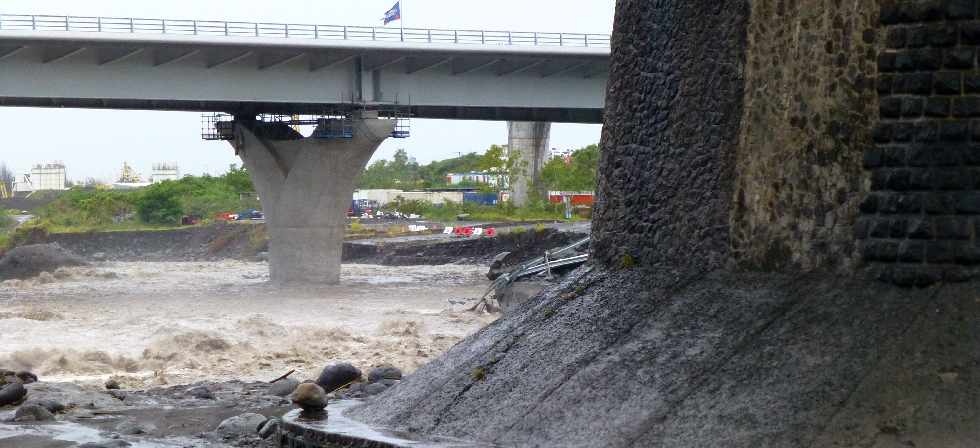 Cyclone Felleng - 1er fvrier 2013 - Radier de la Rivire St-Etienne emport pour la seconde fois en un mois -