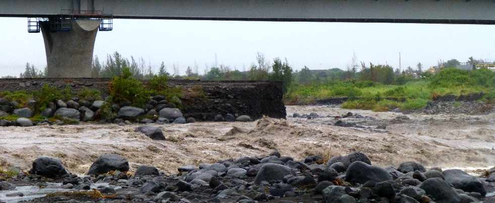 Cyclone Felleng - 1er fvrier 2013 - Radier de la Rivire St-Etienne emport pour la seconde fois en un mois -