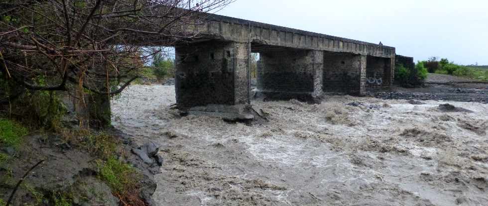Cyclone Felleng - 1er février 2013 - Radier de la Rivière St-Etienne emporté pour la seconde fois en un mois -