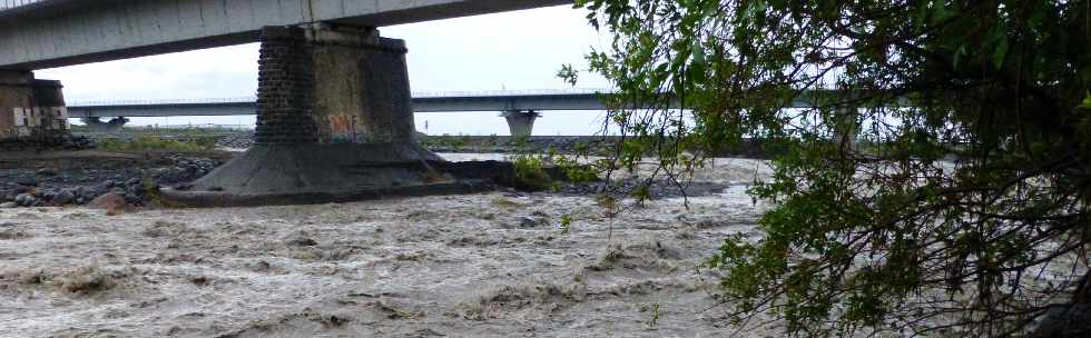 Cyclone Felleng - 1er fvrier 2013 - Radier de la Rivire St-Etienne emport pour la seconde fois en un mois -