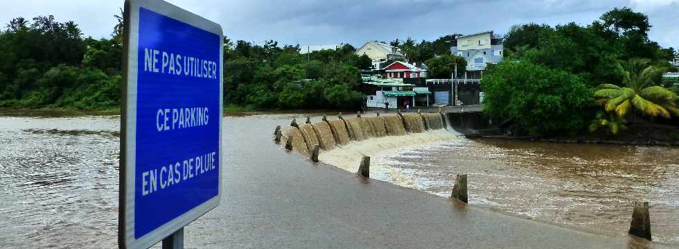 Rivire d'Abord en crue - 1er fvrier 2013 - Cyclone Felleng - Radier submerg -