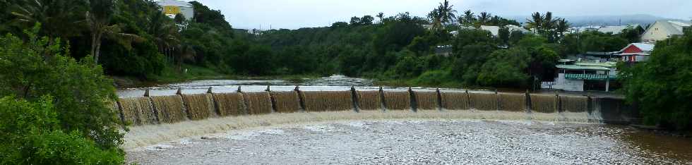 Rivire d'Abord en crue - 1er fvrier 2013 - Cyclone Felleng - Radier submerg -