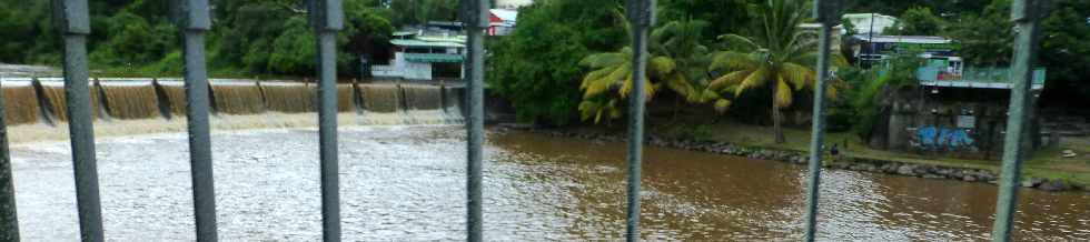 Rivire d'Abord en crue - 1er fvrier 2013 - Cyclone Felleng - Radier submerg -