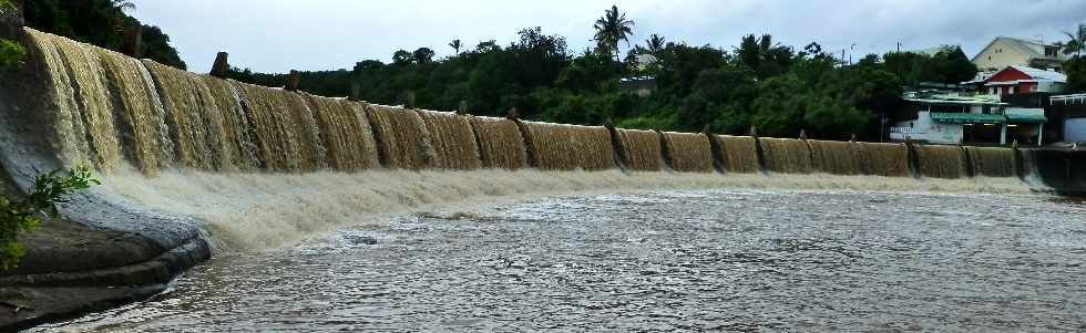 Rivière d'Abord en crue - 1er février 2013 - Cyclone Felleng - Radier submergé -